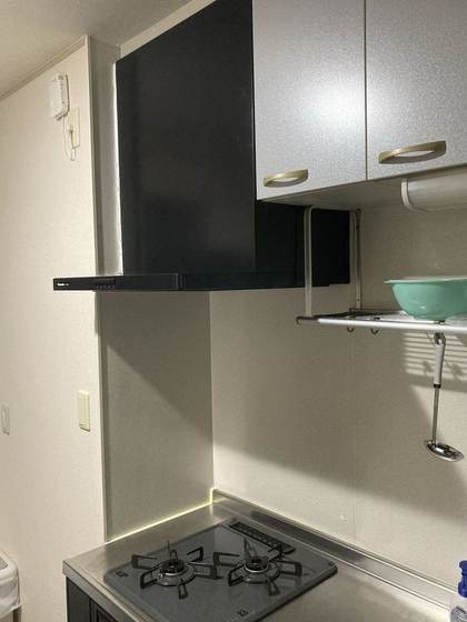 パナソニック製のスリムなレンジフードに交換したキッチン（施工後）