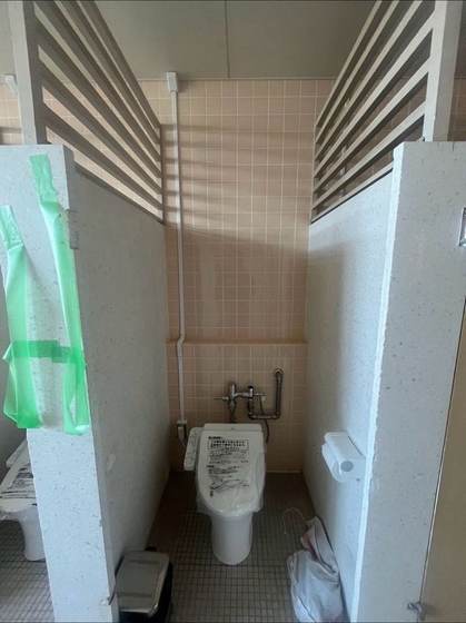 交換した洋式トイレ個室内の仕上がり（養生した状態）
