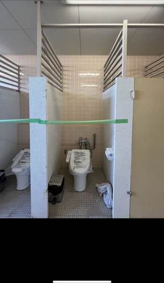 複数の個室の洋式トイレをまとめて交換したトイレ全景