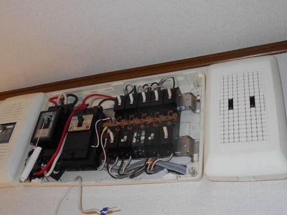 芦屋市の戸建住宅で老朽化した分電盤を安全ブレーカー付きに交換した施工後の様子