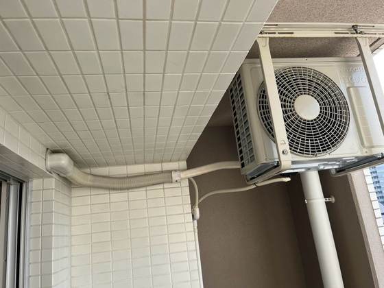 日立「白くまくん」の室外機に入れ替え配管を巻き直したバルコニー（施工後）